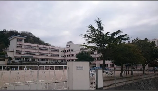 浜田石見小学校まで1000m