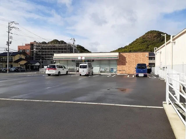 セブンイレブン山口緑町店まで290m
