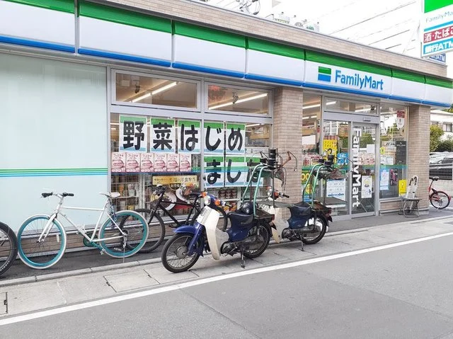 ファミリーマートまで78m