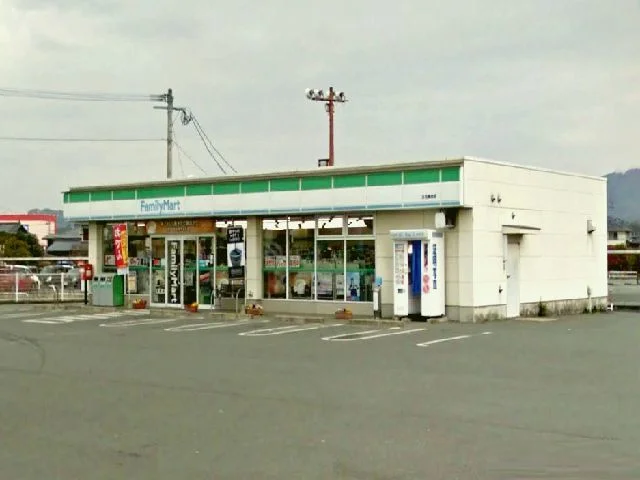 ファミリーマート築地店まで570m