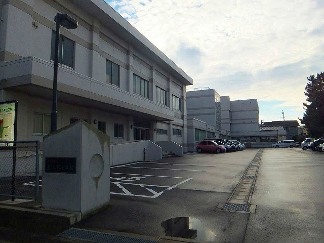 直江津小学校まで350m
