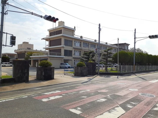 笠岡市立中央小学校まで1000m