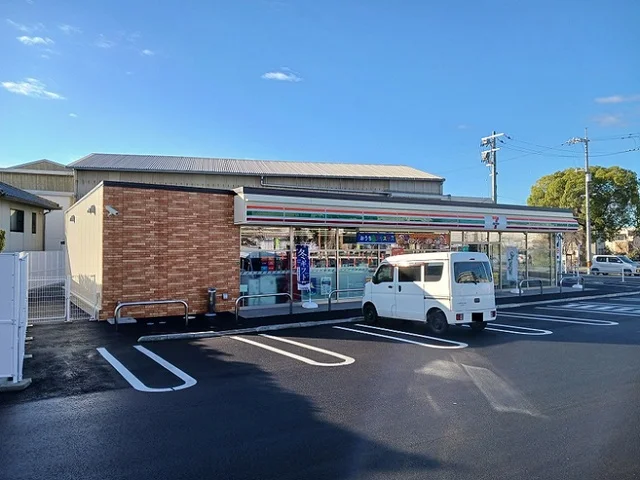 セブンイレブン福山曙町１丁目店まで700m