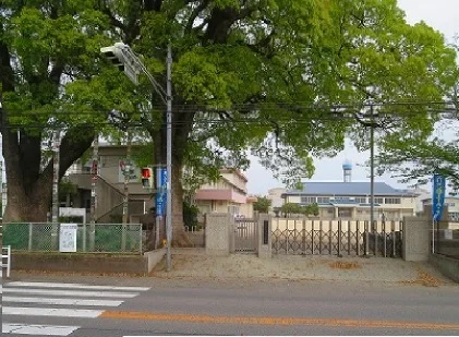 明治小学校まで250m