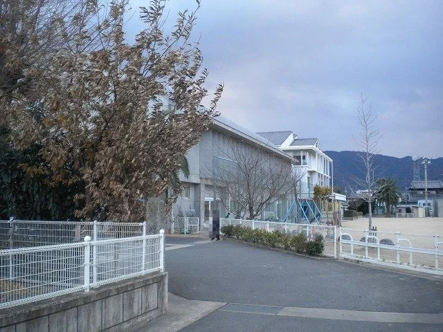 鴨島小学校まで900m