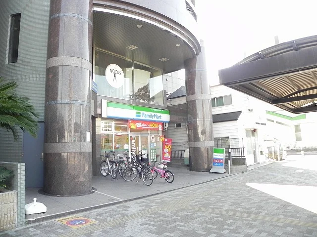 ファミリーマートまで30m