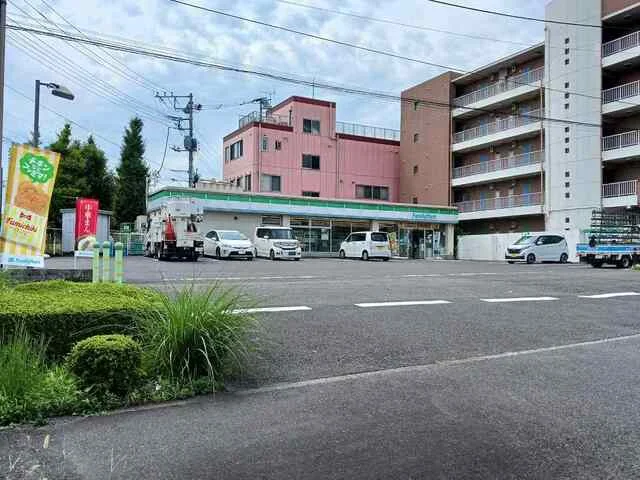 ファミリーマートまで290m