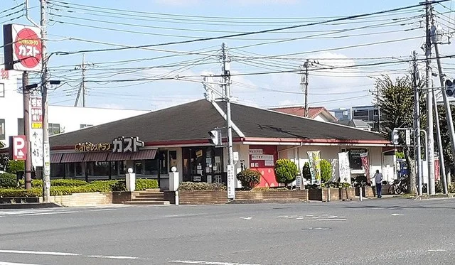 ガスト　東川口店まで900m