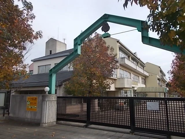 稲荷第二小学校まで1100m