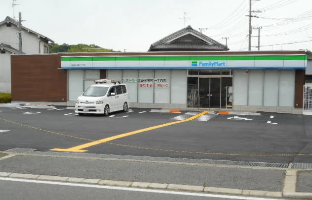 ファミリーマート中野町１丁目店まで350m