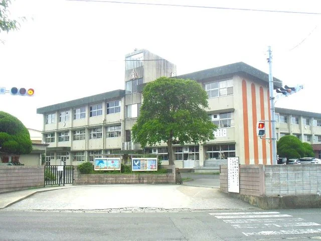 田川市立　大浦小学校まで400m