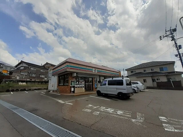 セブンイレブン加茂田上町店まで550m