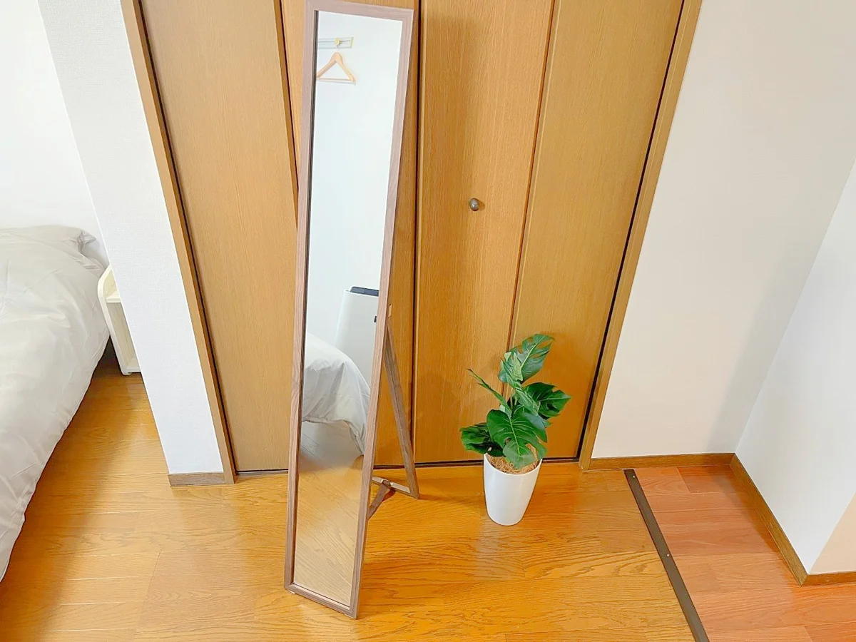 スタンドミラーをご用意しています！お部屋の観葉植物はフェイクグリーンなのでお手入れ不要です🍃