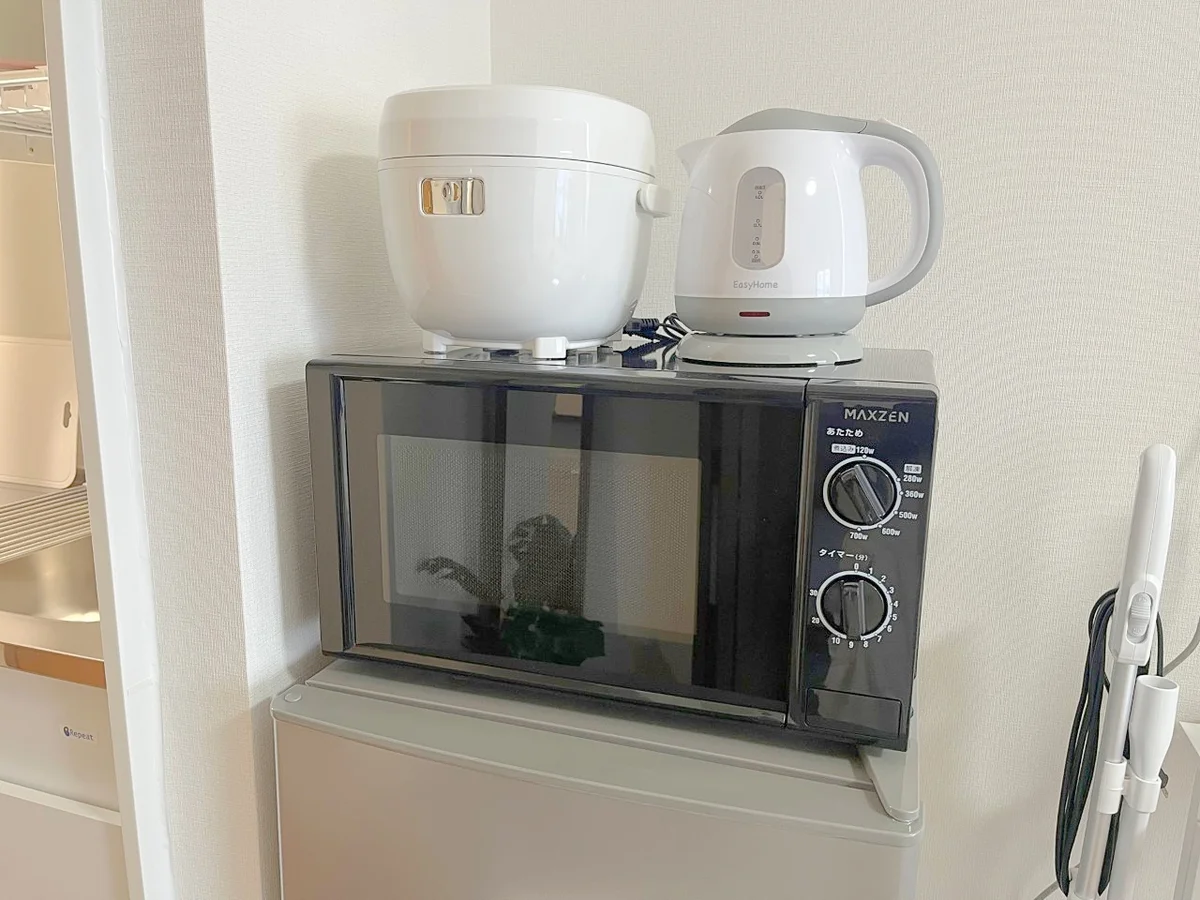 電子レンジ、炊飯器、電気ケトルをご用意しています♪忙しい時でも便利な家電です！