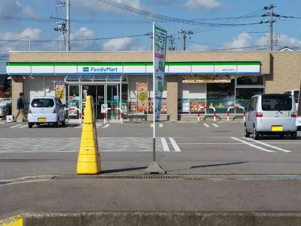 ファミリーマート高岡中川栄町店まで550m