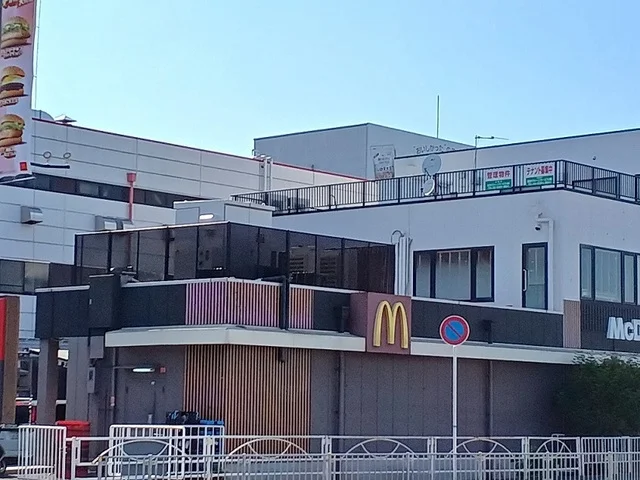 マクドナルド様まで900m