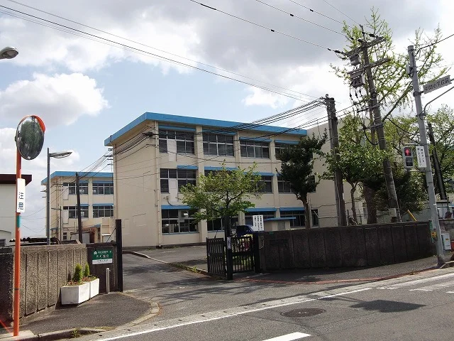 中間小学校まで1100m