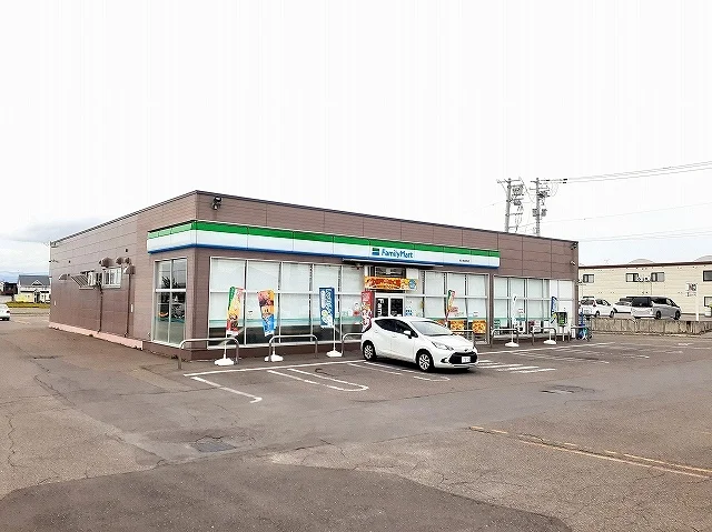 ファミリーマート滝川黄金町店まで700m