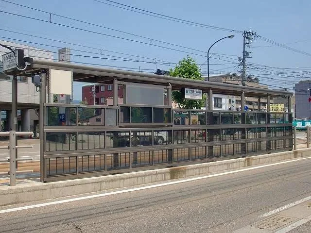 万葉線「志貴野中学校前」まで1200m