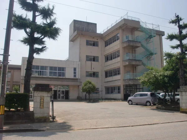 成美小学校まで1100m