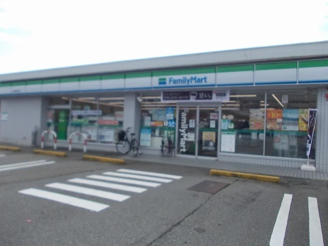 ファミリーマートまで800m