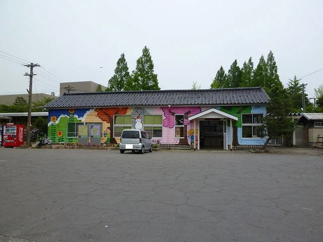 氷見線越中中川駅まで1150m