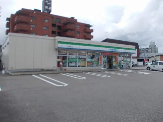 ファミリーマート高岡清水町店まで500m