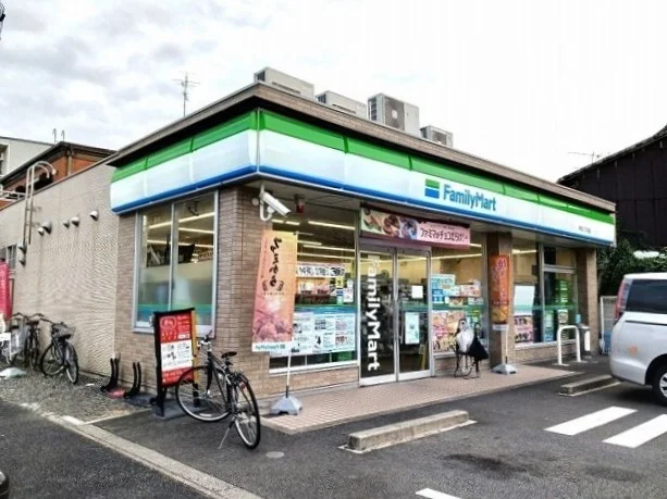 ファミリーマートまで70m