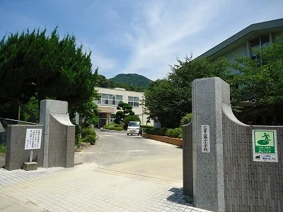 勝山小学校まで1800m
