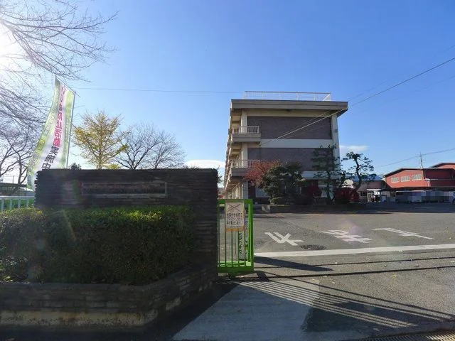 大間々南小学校まで800m