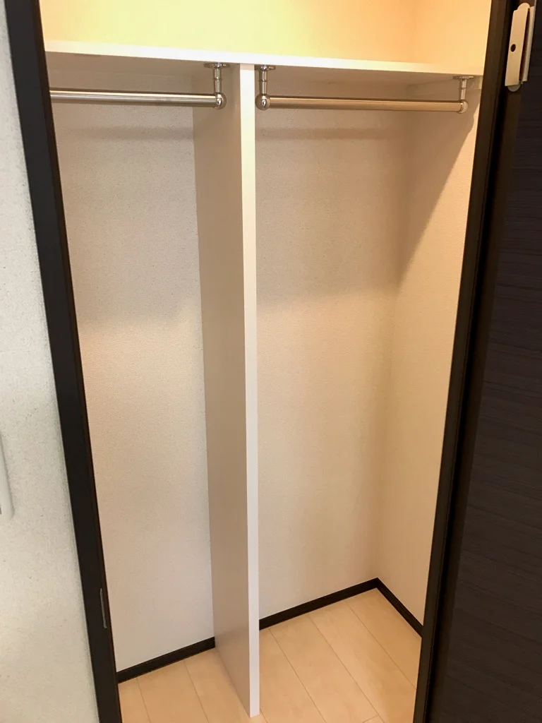ポール付きでコートなどもらくらく収納できます。