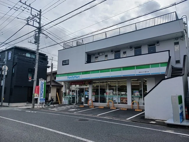 ファミリーマートまで124m