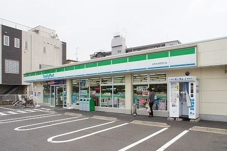 ファミリーマートまで950m