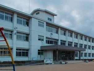 鶴居小学校まで1100m