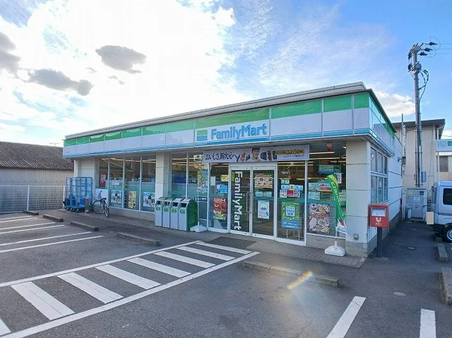 ファミリーマート　三川店まで550m