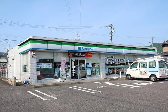 ファミリーマートまで700m