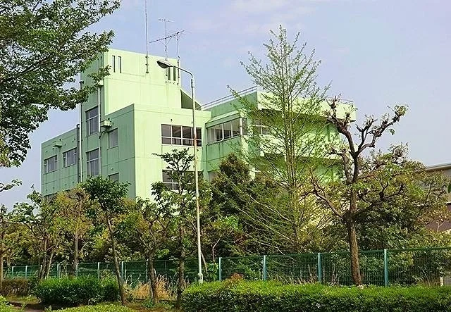 厚木市立鳶尾小学校まで350m
