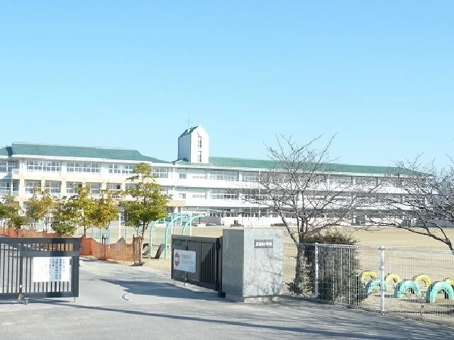 三日月小学校まで2900m