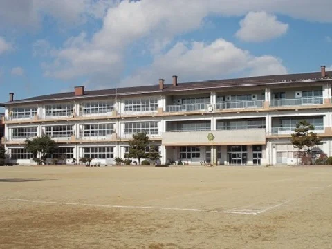郡山市立守山小学校まで850m