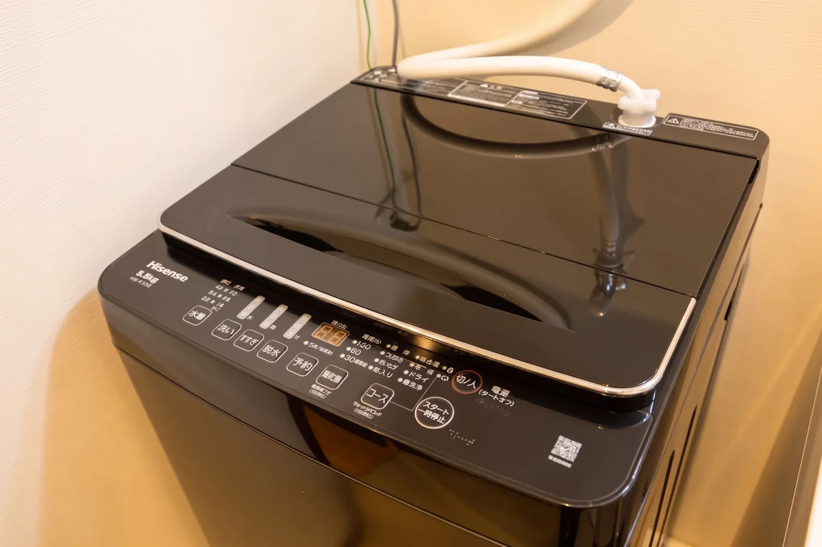 長期滞在にも便利な洗濯機をお部屋に完備しています。