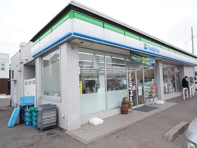 ファミリーマートまで490m