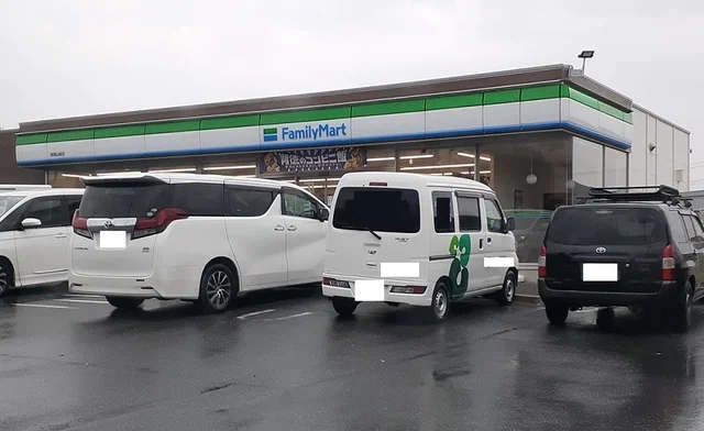 ファミリーマートまで700m