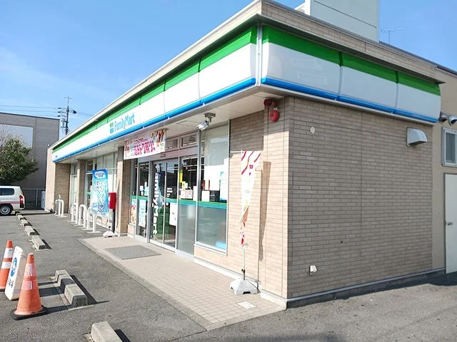 ファミリーマート岩倉大地新町店まで233m