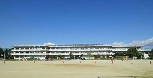 若草小学校まで1400m