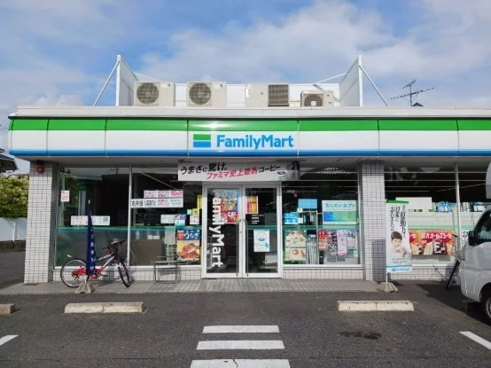 ファミリーマートまで700m