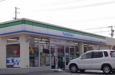 ファミリーマートまで700m