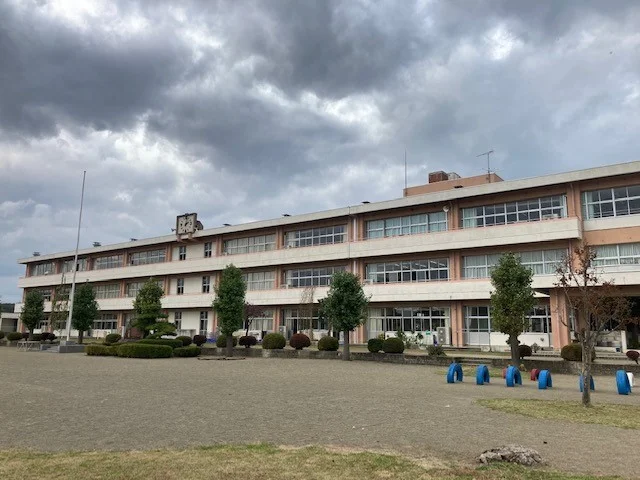 市貝小学校まで1010m