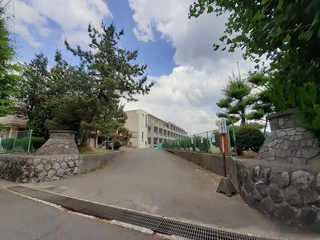 加茂小学校まで1400m