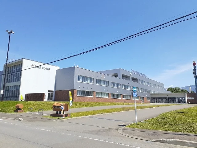 上富良野町立上富良野小学校まで500m