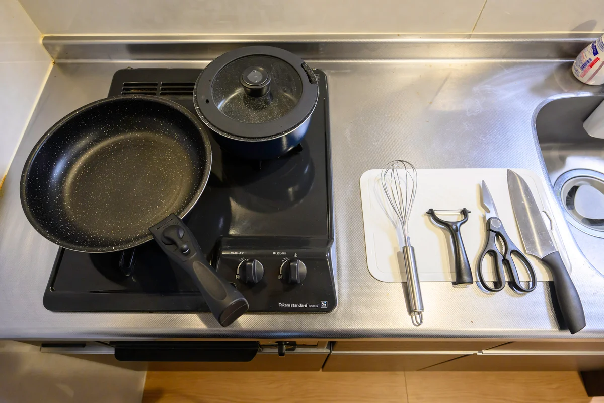 調理器具もそろえているため自炊可能です。
